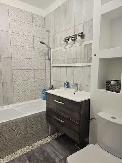Apartament cu 3 camere decomandat în Exterior Vest