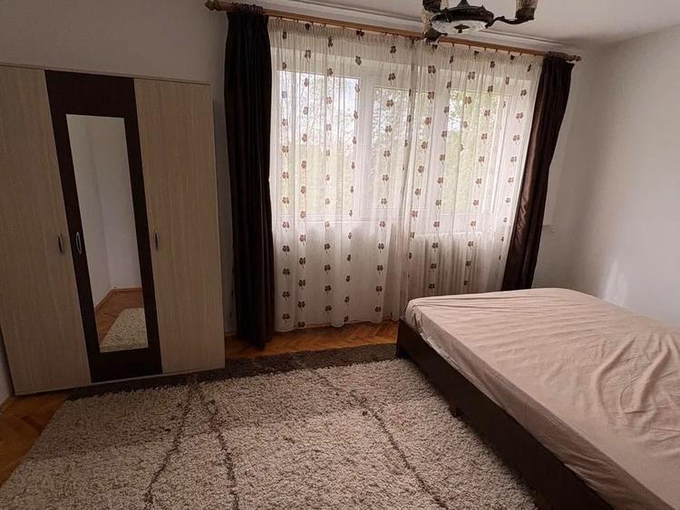 Apartament cu 3 camere semidecomandat, mobilat în Podu Roș