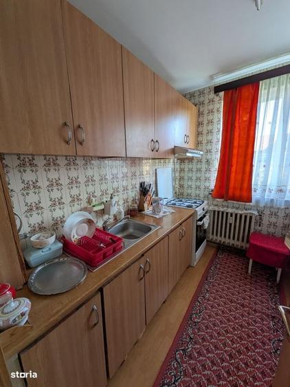 Apartament cu 3 camere semidecomandat în Calea București