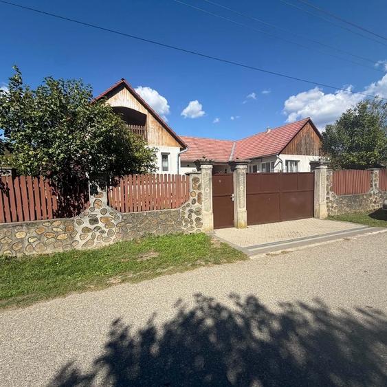Casă cu 4 camere în Bârzava