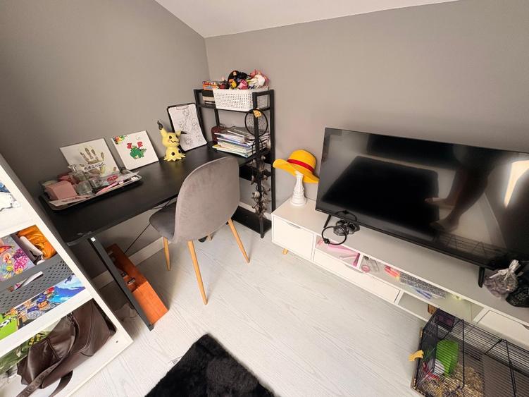 Apartament cu 4 camere semidecomandat în Florești