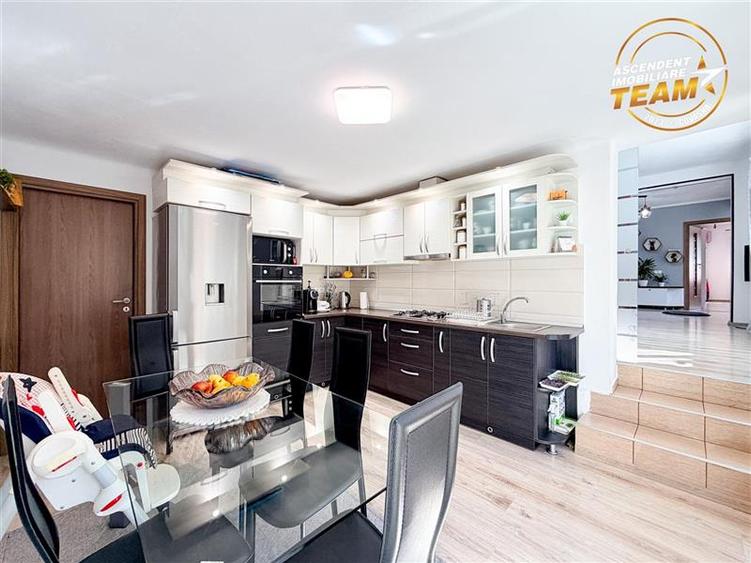 Duplex cu 9 camere cu Canalizare în Central