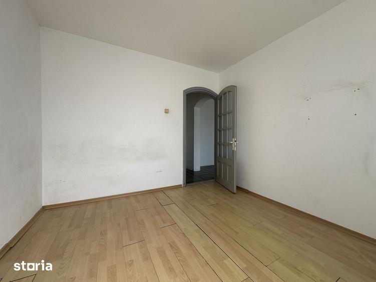 Apartament cu 3 camere semidecomandat în Cornișa