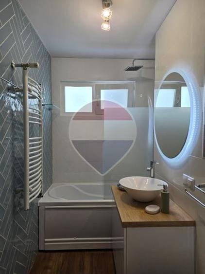 Apartament cu 3 camere semidecomandat, mobilat în Podu Roș