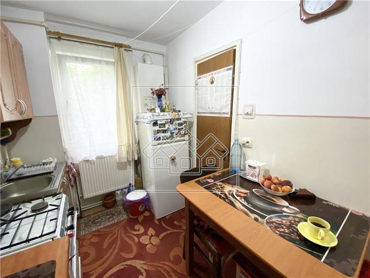 Apartament cu 2 camere semidecomandat, mobilat în Hipodrom 1