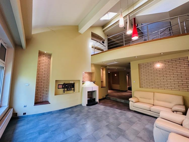 Duplex cu 12 camere cu Piscina în Roșu