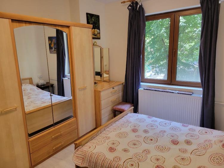 Apartament cu 3 camere semidecomandat, mobilat în P-ța Romană