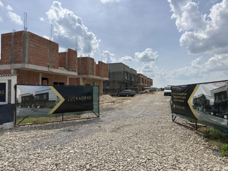 Casă individuală cu 4 camere cu Piscina în Tunari