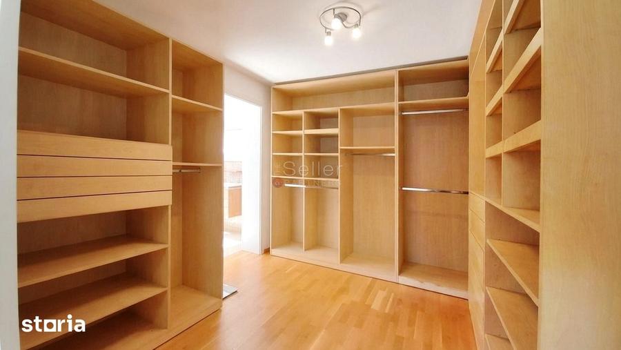 Casă cu 8 camere cu Teren 522 Mp în Schei