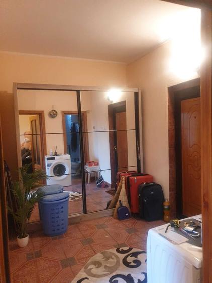 Buna ziua,inchiriez apartament cu o camera sng2,etj 2 ,GL cu parcare in fata la o fata sau femeie serioasa 200e - 2