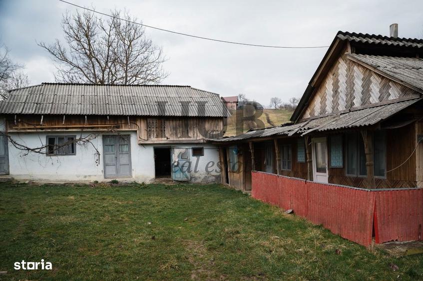 Casă cu 10 camere cu Teren 2500 Mp în Strugari
