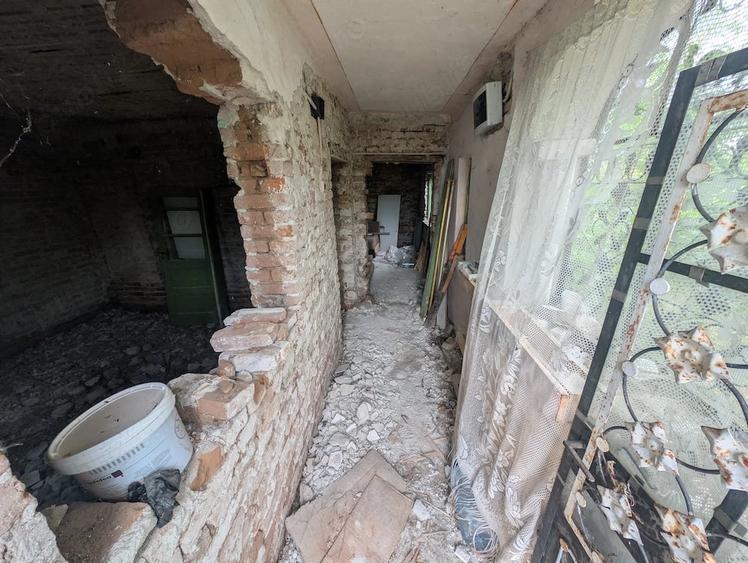 Casă cu 2 camere cu Teren 2000 Mp în Petrești