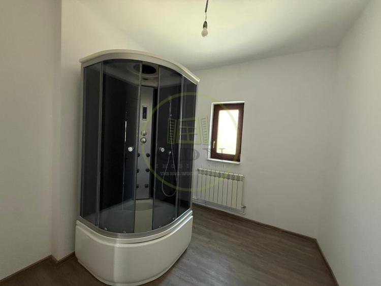 Casă individuală cu 10 camere cu Canalizare în Central