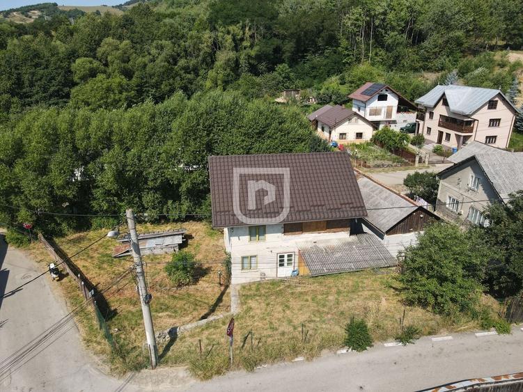 Casă individuală cu 5 camere cu Canalizare în Central