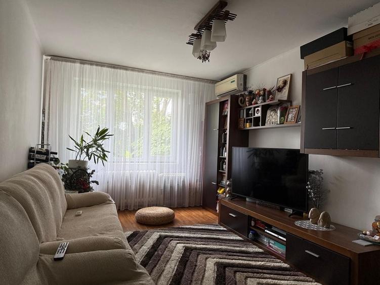Apartament cu 3 camere decomandat în Titan