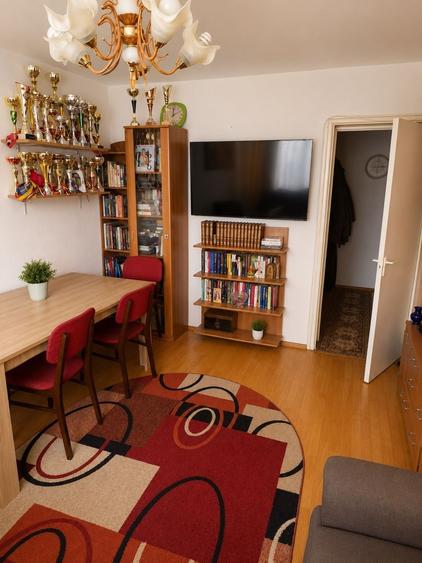 Apartament cu 3 camere decomandat în Cornișa