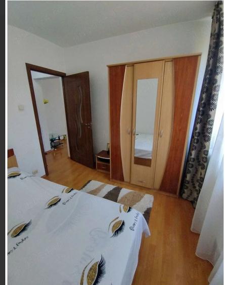 Apartament cu 3 camere semidecomandat în Drumul Taberei
