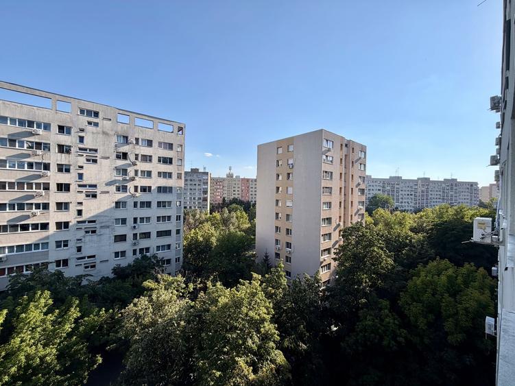 Apartament cu 3 camere semidecomandat, mobilat în Dristor