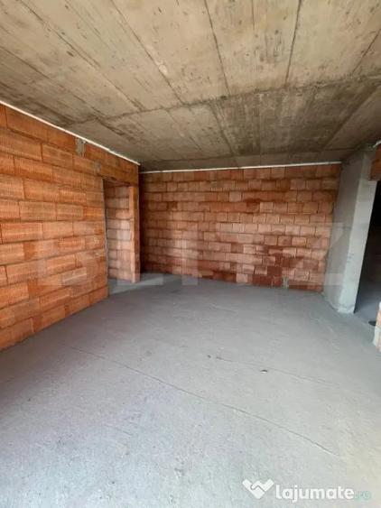 Apartament cu 3 camere semidecomandat în Între Lacuri