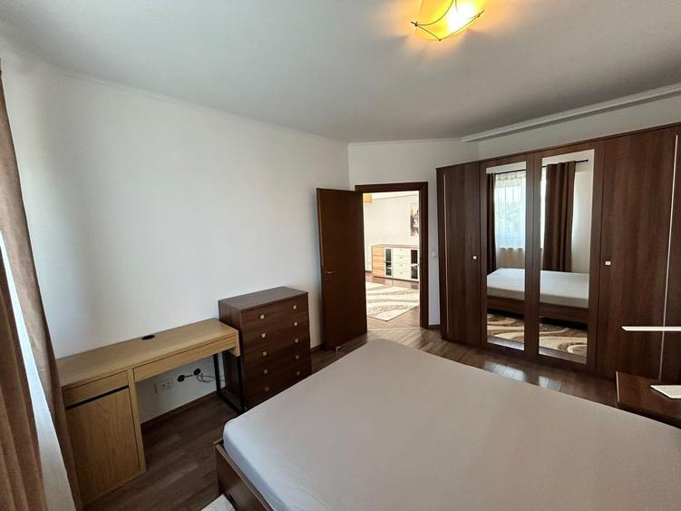 Apartament cu 2 camere semidecomandat, mobilat în Est
