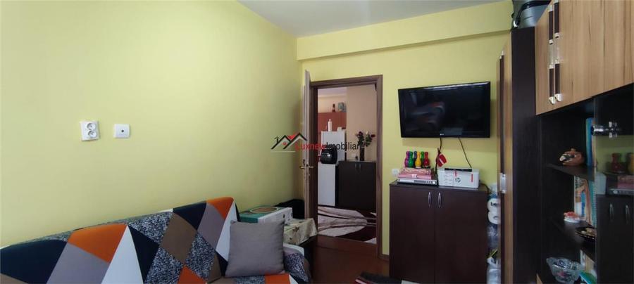 Apartament cu 3 camere semidecomandat, mobilat în Florești