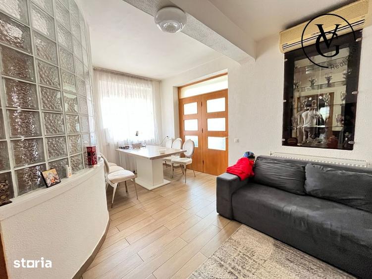Casă cu 10 camere cu Teren 300 Mp în Tei