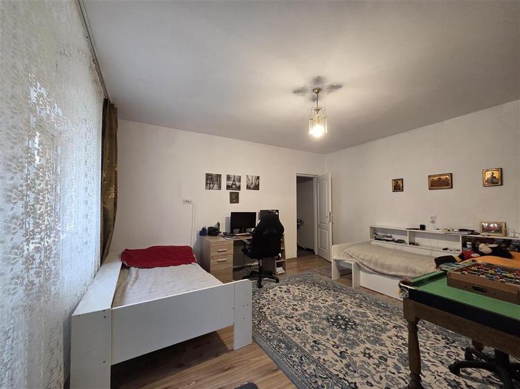 Casă cu 5 camere cu Teren 344 Mp în Calea Clujului
