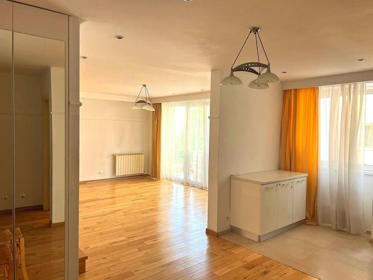 Apartament cu 3 camere decomandat în Aviației