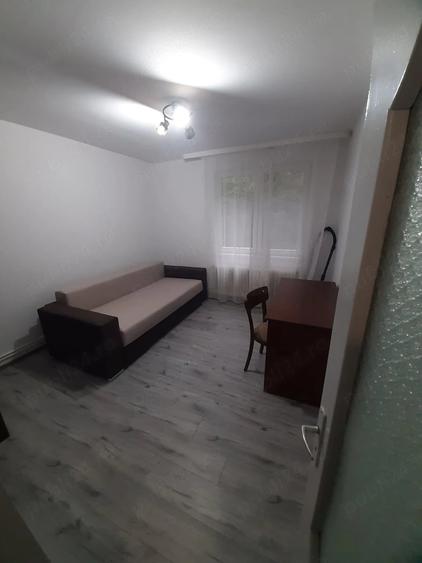 Apartament cu 3 camere decomandat în Cornișa