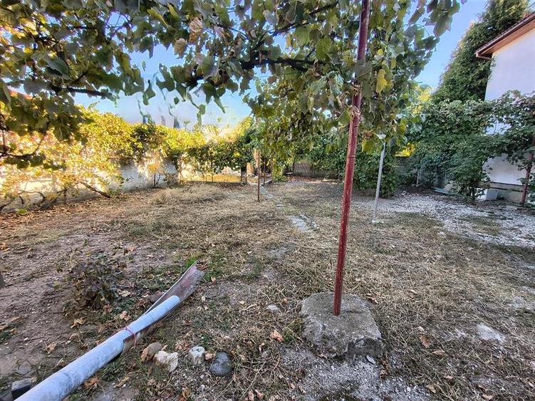 Casă individuală cu 4 camere cu Teren 450 Mp în Lazaret
