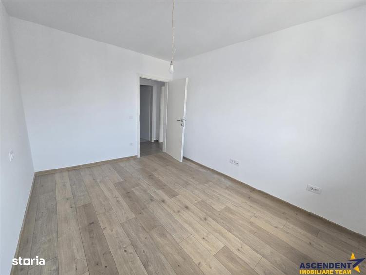 Apartament cu 3 camere decomandat în Tractorul