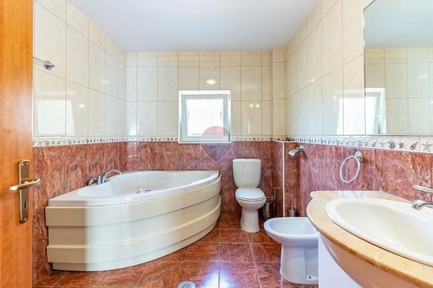 Casă individuală cu 6 camere cu Piscina în Roșu