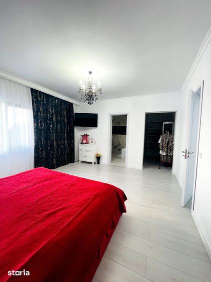 Casă cu 6 camere cu Teren 370 Mp în Haieu