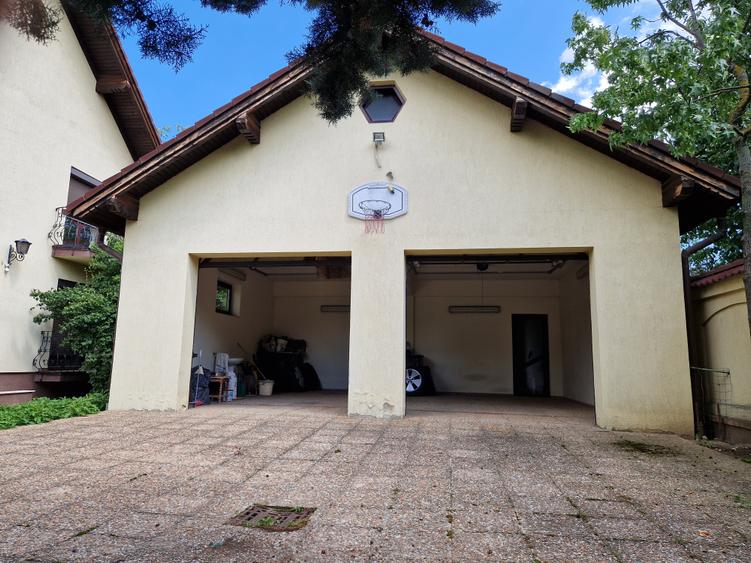 Casă individuală cu 9 camere cu Canalizare în Sânpetru