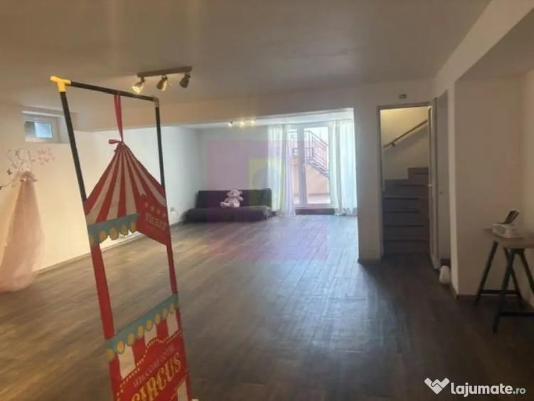 Casă cu 10 camere cu Teren 446 Mp în Drumul Sării
