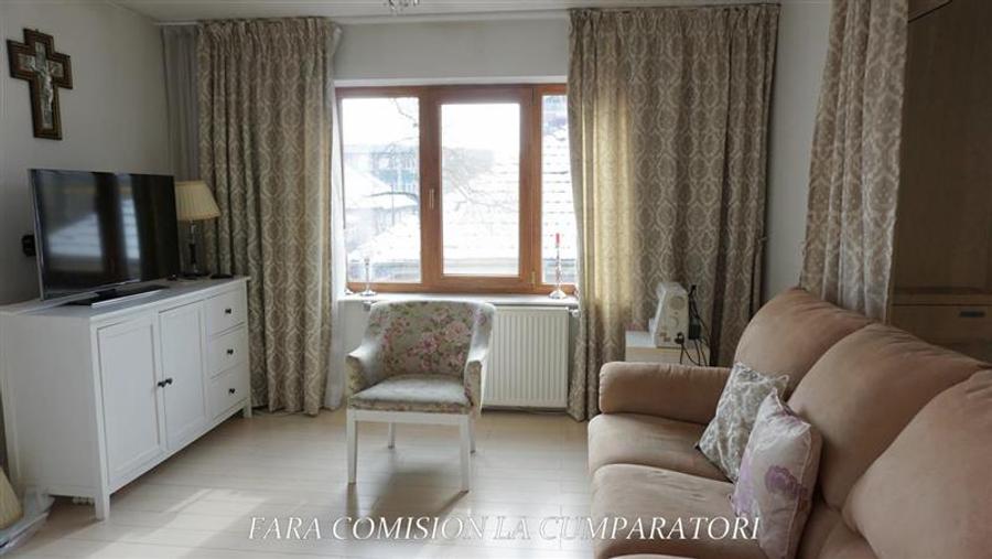 Duplex cu 7 camere cu Canalizare în 1 Mai