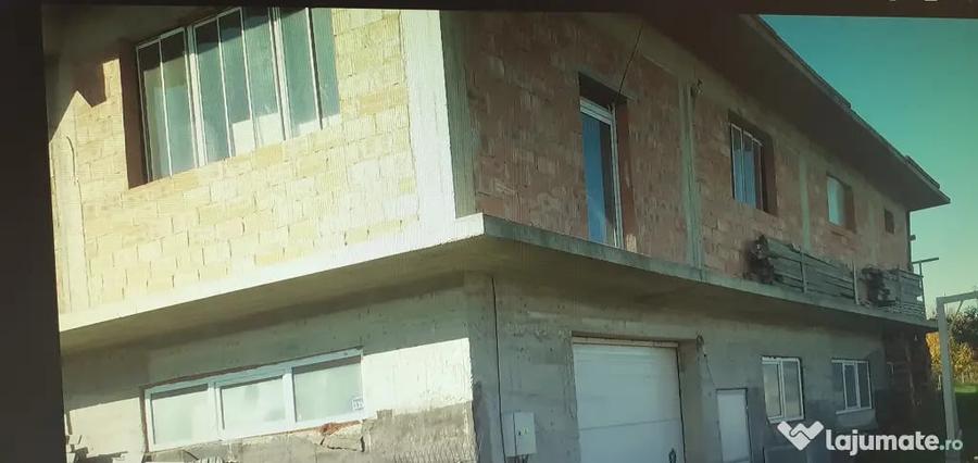 Casă cu 7 camere în Lisaura