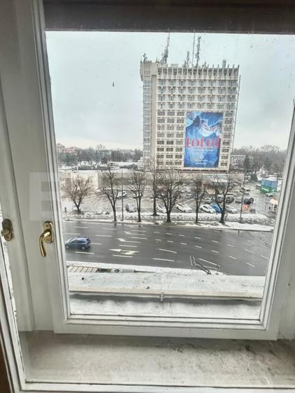 Apartament cu 5 camere semidecomandat în Central