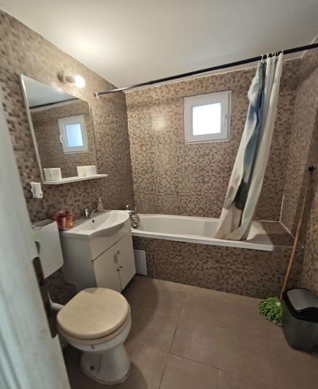 Apartament cu 3 camere semidecomandat în Colentina