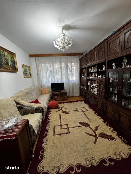 Apartament cu 3 camere decomandat în Podu Roș