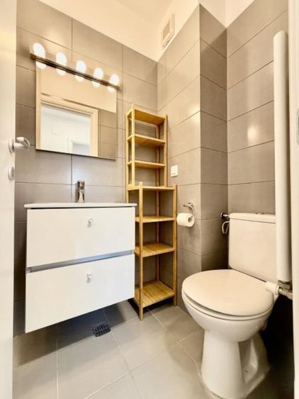 Apartament cu 3 camere semidecomandat, mobilat în Băneasa