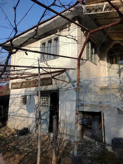 Casă cu 3 camere în Licurici