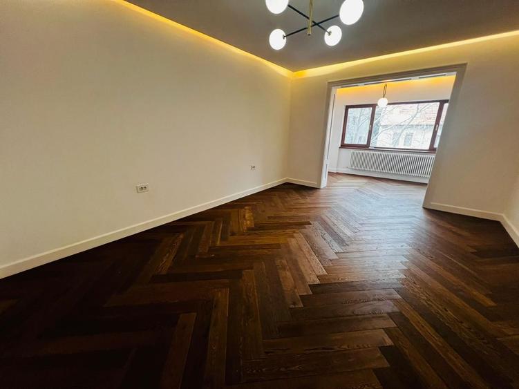 Casă individuală cu 12 camere cu Canalizare în Cotroceni