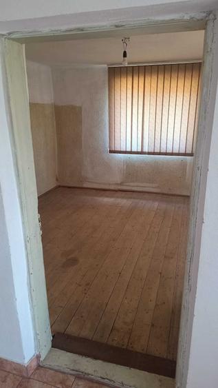 Casă cu 4 camere în Bujoreni