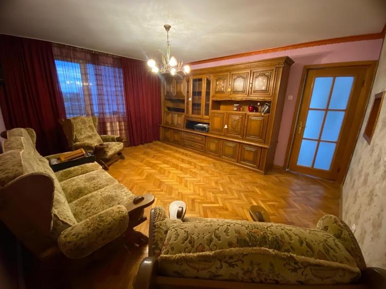 Apartament cu 3 camere decomandat în Letea Veche