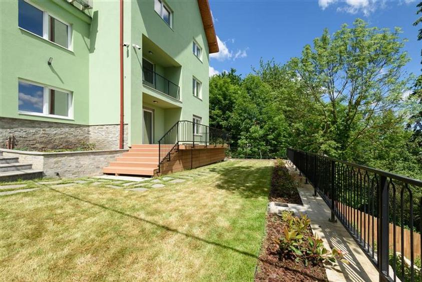 Casă individuală cu 6 camere cu Canalizare în Central