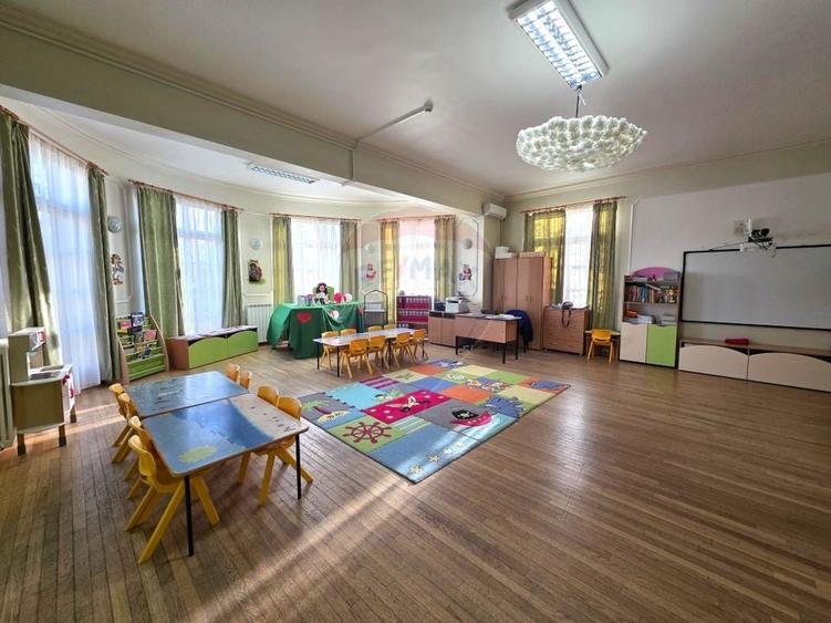 Casă individuală cu 10 camere cu Teren 900 Mp în 23 August