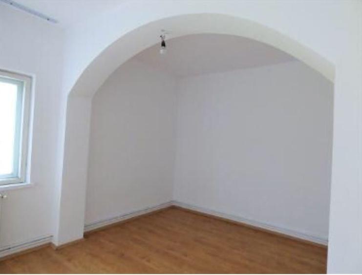 Casă cu 3 camere decomandat în Exterior Vest