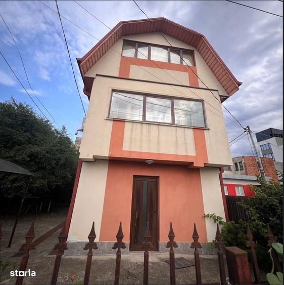 Apartament cu 4 camere în Podu Roș