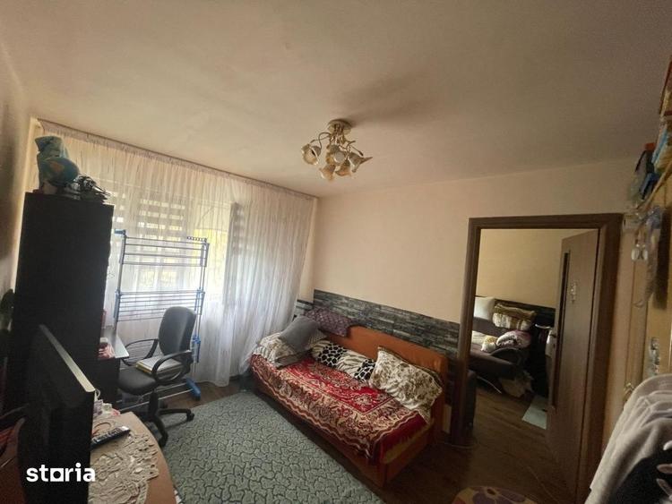 Apartament cu 3 camere semidecomandat, mobilat în Valea Rosie